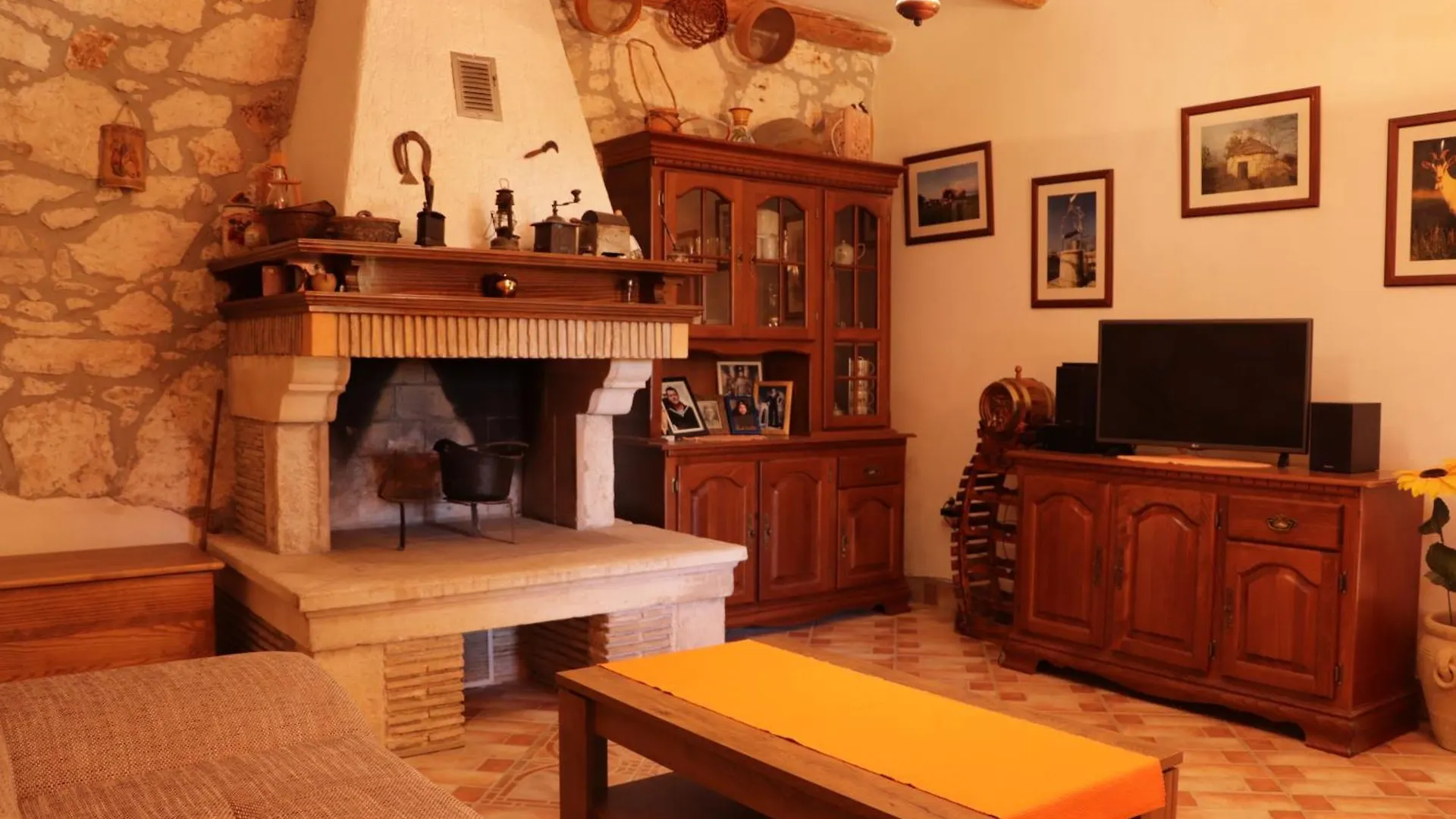 Milos Mugeba Apartment