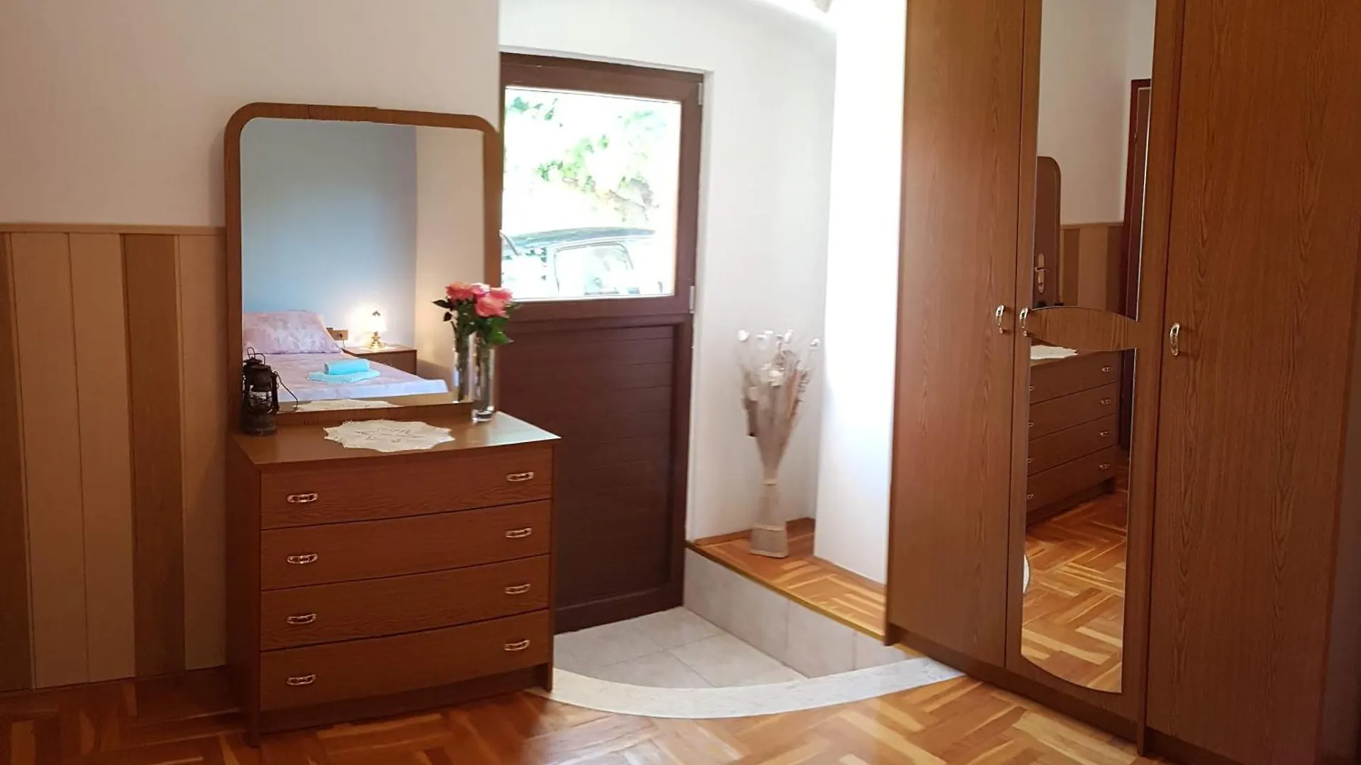 Apartment Milos Mugeba